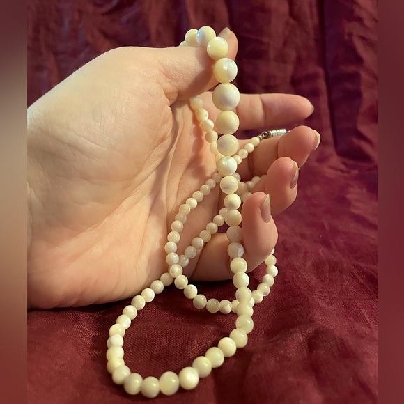 Vintage graduated mother of pearl beaded necklace - Picture 5 of 6